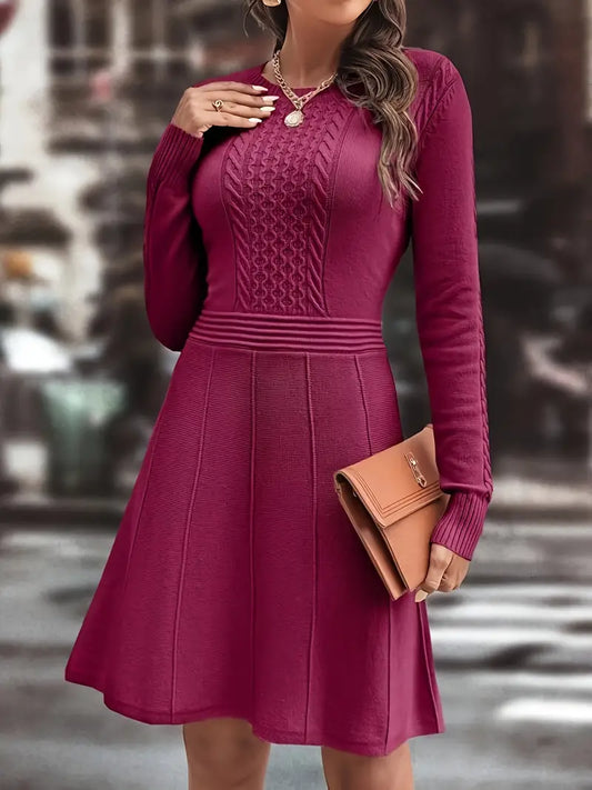 Cómodo vestido con escote redondo y corte elástico