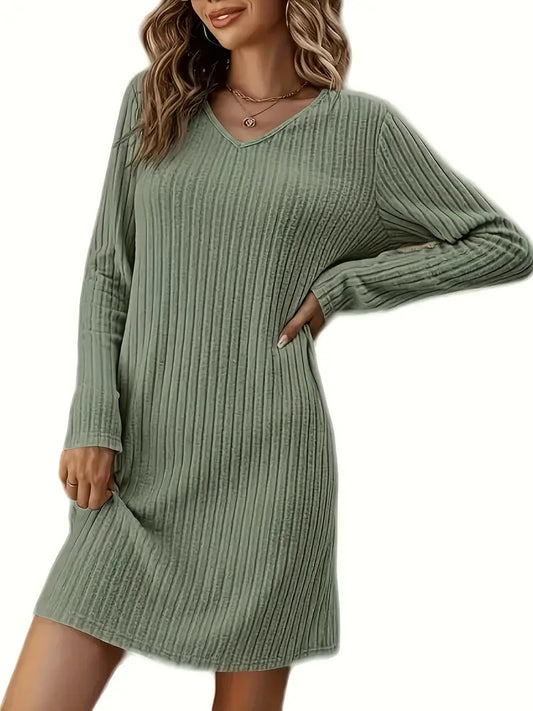 Vestido sencillo y elegante con escote en V acanalado