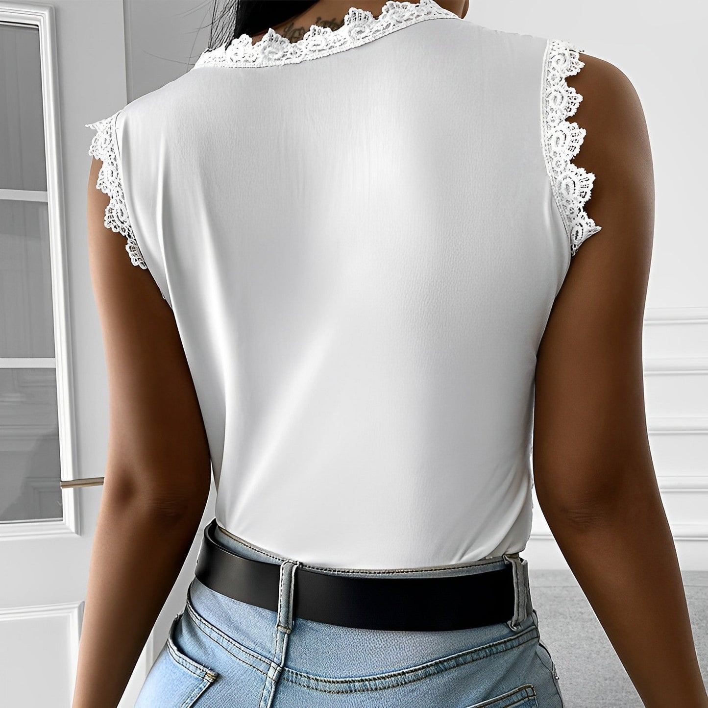 Blusa intrincada de encaje sin mangas