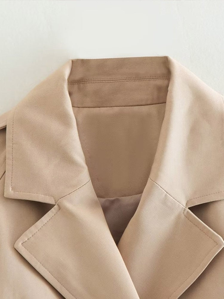 Gabardina beige de doble botonadura