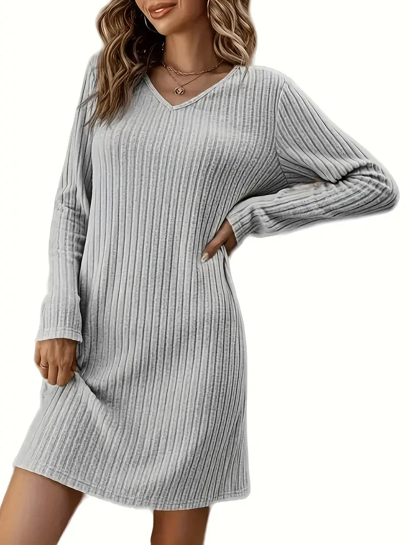 Vestido sencillo y elegante con escote en V acanalado