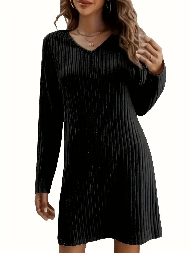 Vestido sencillo y elegante con escote en V acanalado
