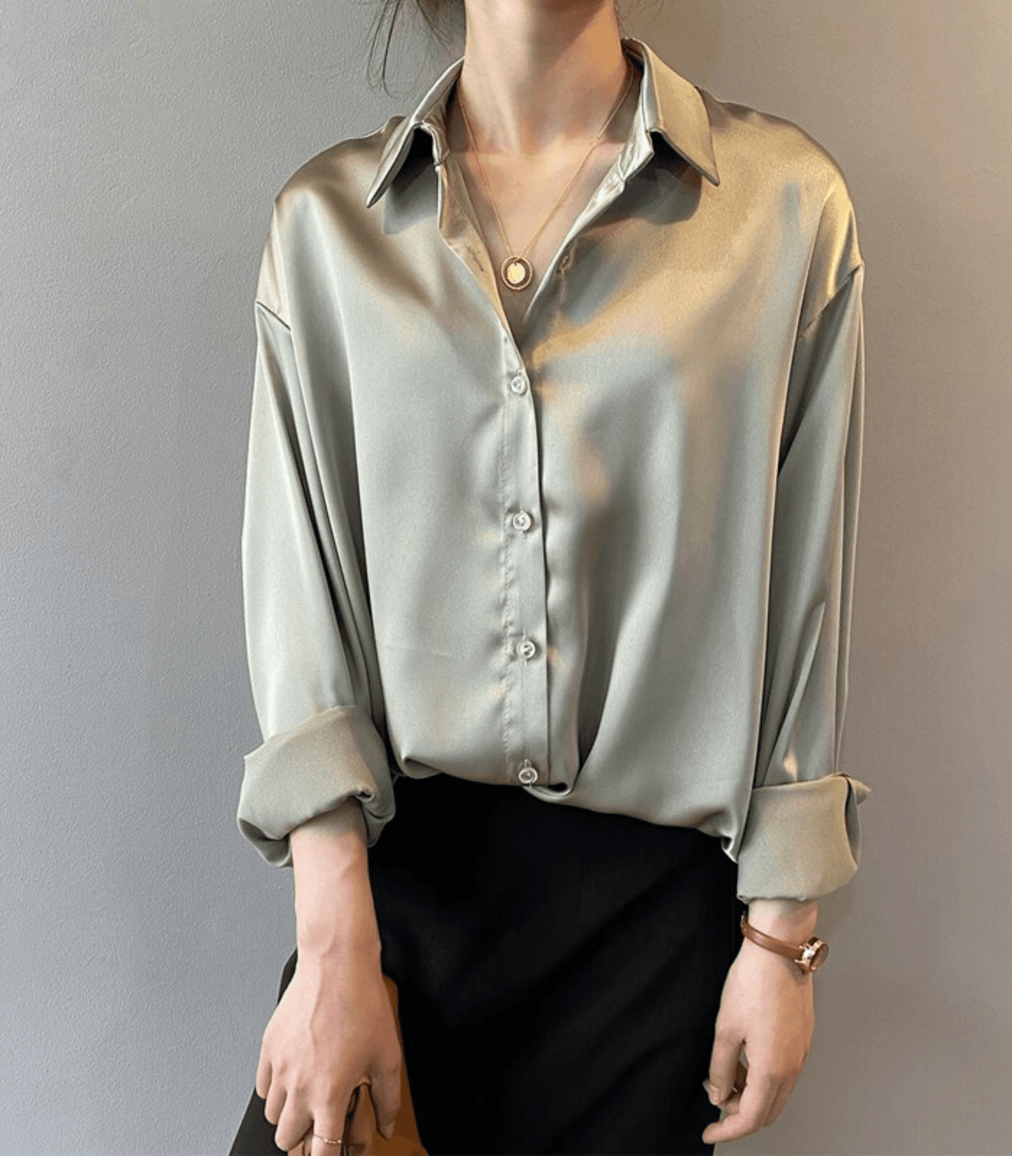 Blusa de satén de seda con botones