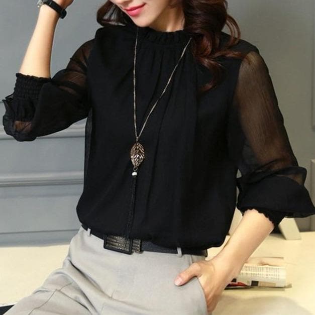 Camisa con volantes y mangas transparentes